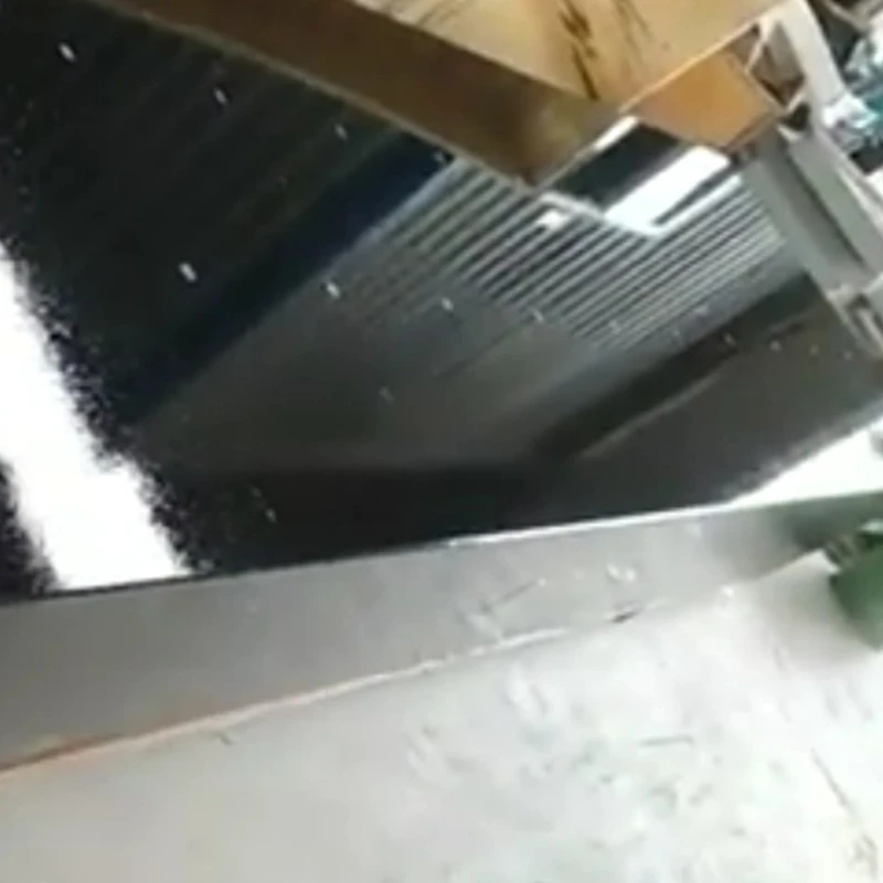 Një platformë e granitit e trashur e gjatë 4 metër dhe 0,5 metër është dërguar