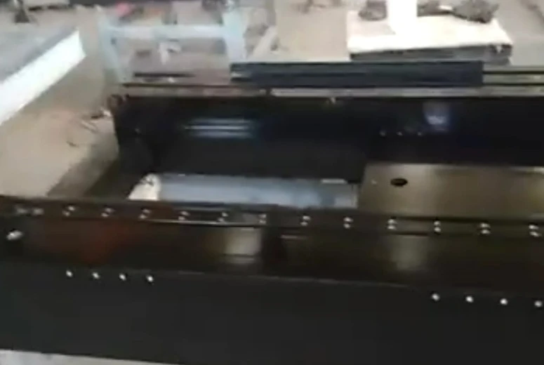 Komponentët e granitit me vrima të shpuara dhe pjesë të futura