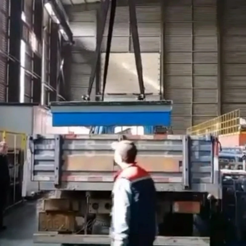 Platforma prej gize po ngarkohet në automjet për dërgesë