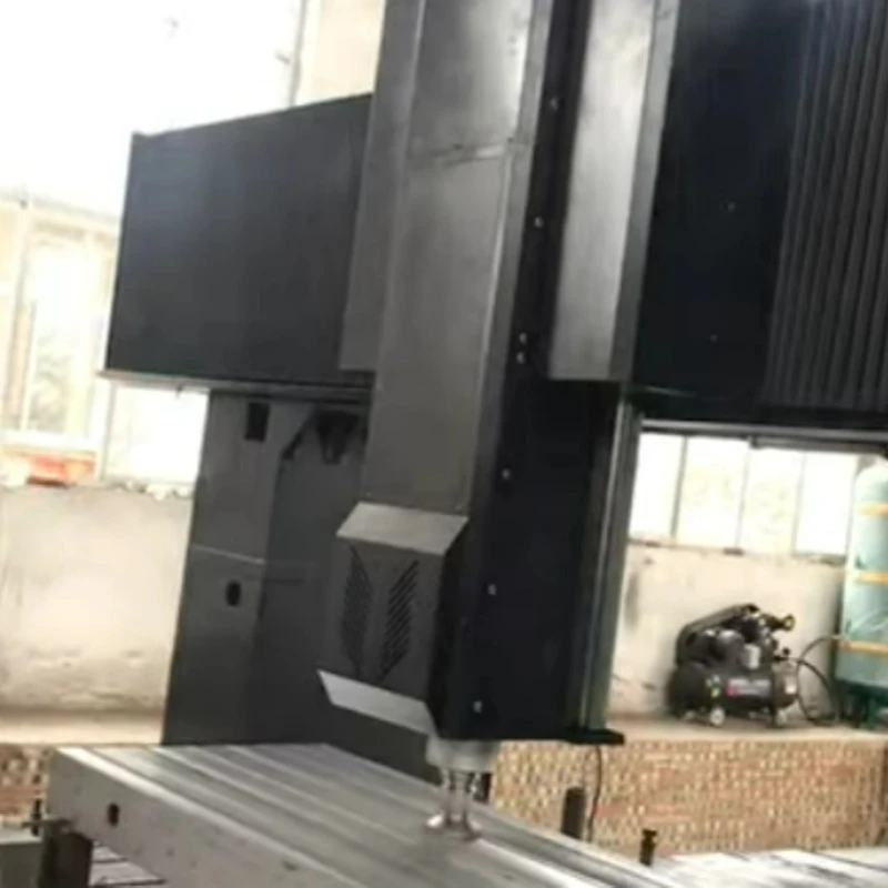Platforma e slot -it T është nën përpunimin numerik të kontrollit të kompjuterit CNC